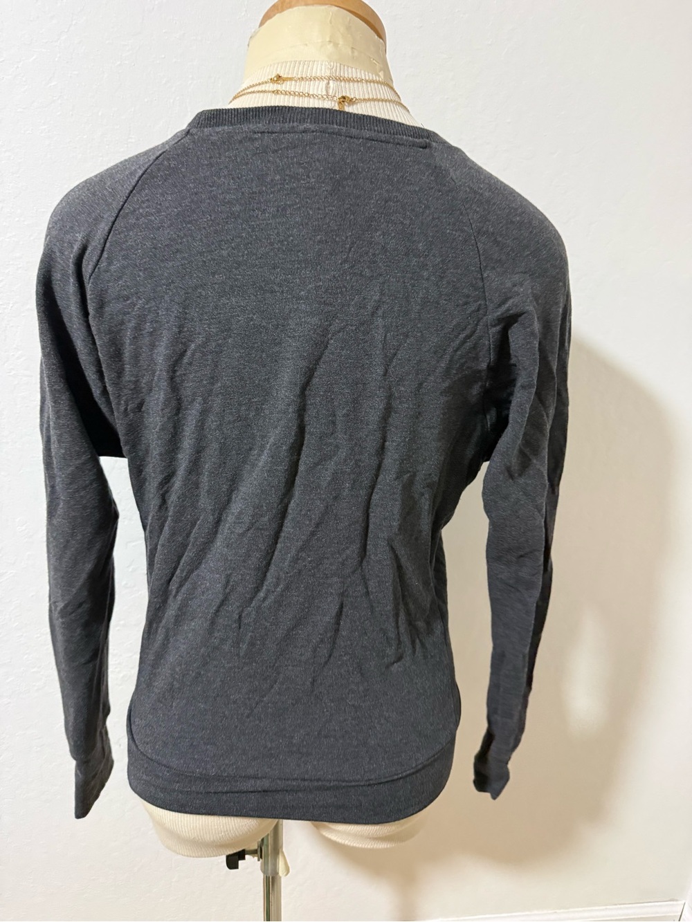 Women’s UNIQLO Charcoal Crewneck Sweater - Classic Lightweight Pullover - Picture 3 of 4